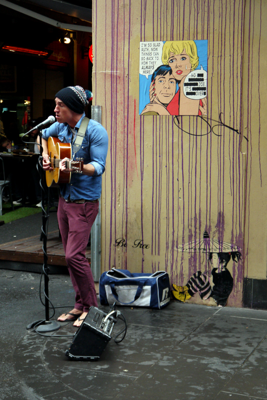 Melbourne, street singer in CBD's lanes, mar. 2014 Melbourne, street singer in CBD's lanes
