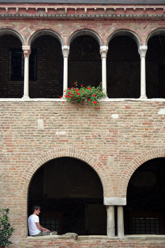 Bologna, Santo Stephano basilica, youngster with cat, juil. 2014 Bologna, Santo Stephano basilica, youngster with cat