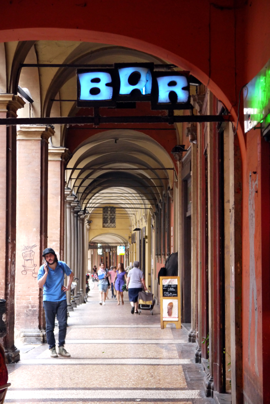 Bologna, arcade with bar, juil. 2014 Bologna, arcade with bar