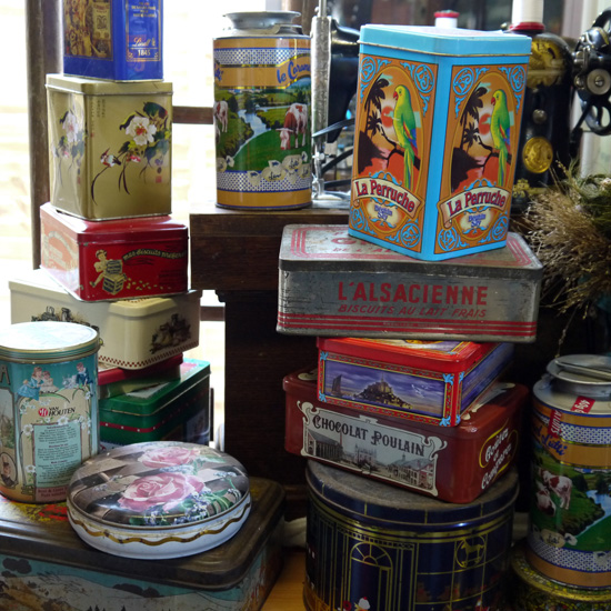 Normandie, boîtes en fer, brocante, mar. 2014 Normandie, boîtes en fer, brocante