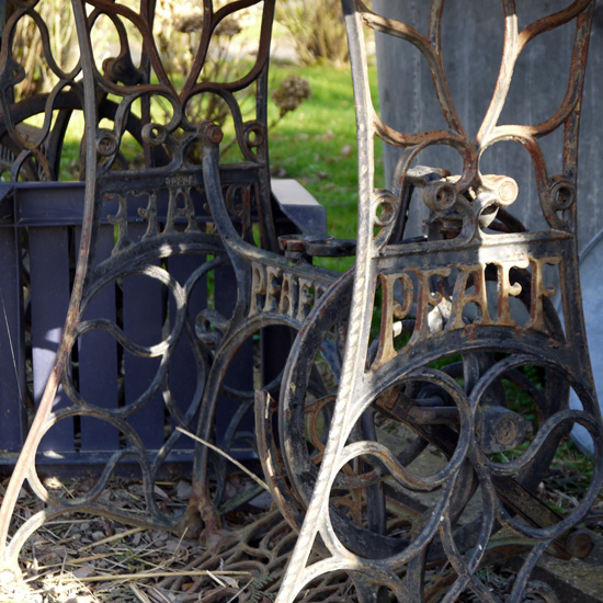 Normandie, vieille machine à coudre, brocante, mar. 2014 Normandie, vieille machine à coudre, brocante