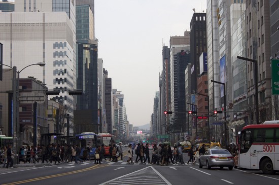 Seoul, Gangnam, mars 2012 Seoul, Gangnam district, crosswalk